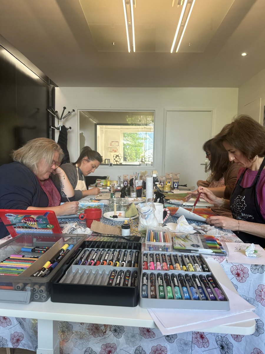Matériel de peinture et création en cours lors d'un atelier à Feucherolles