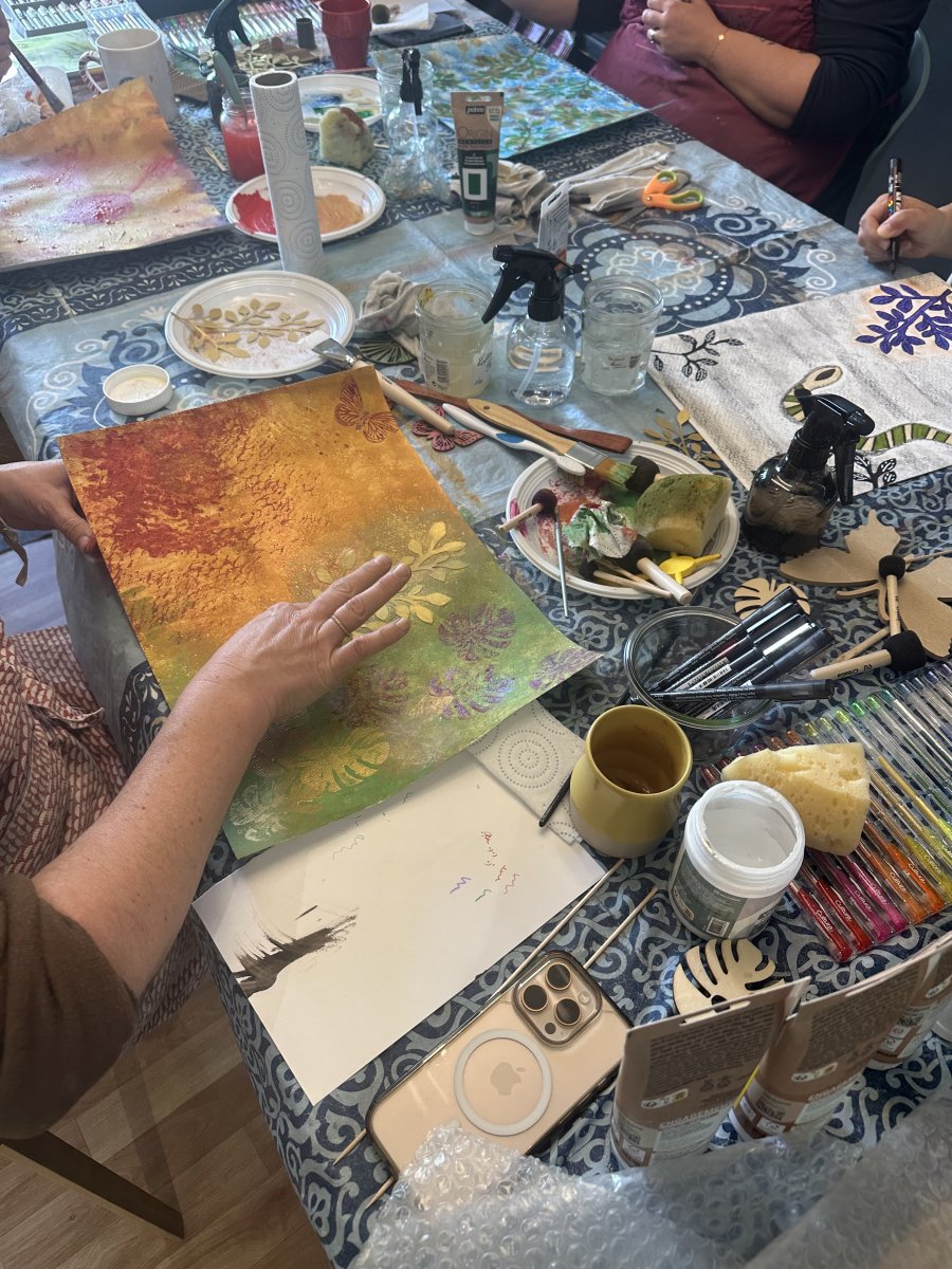Détail d'une peinture intuitive en cours, tons orangés et dorés