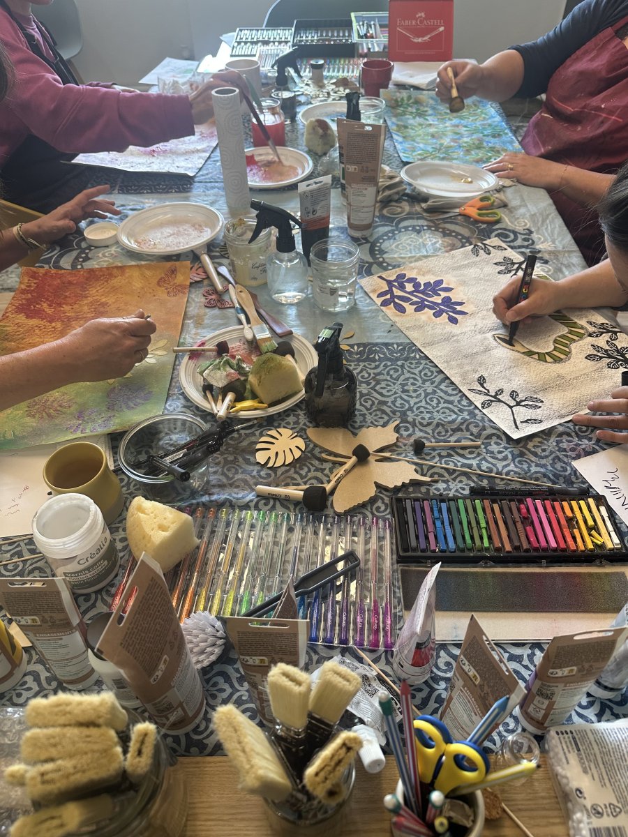 Matériel et participantes peignant lors d'un atelier