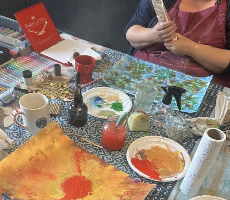 Œuvres en cours de création dans des tons jaune, rouge et bleu