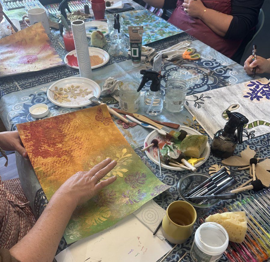 Détail d'une peinture intuitive en cours, tons orangés et dorés